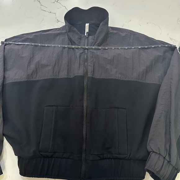 Fabletics Bobbie Glam Colorblock Cropped Jacket Black Full Zip size Large - Picture 10 of 16